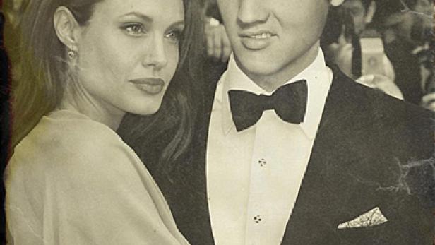 Angelina Jolie und ein Elvis-Presley-Double posieren auf einem Event.