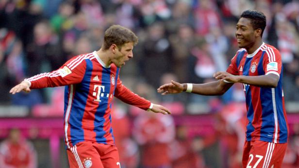 Thomas Müller und David Alaba während eines Fußballspiels.