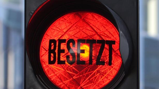 Eine rote Ampel zeigt „Besetzt“ an.