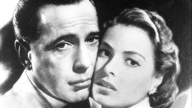 Humphrey Bogart und Ingrid Bergman in einer Nahaufnahme.