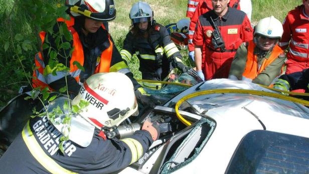 NIEDERÖSTERREICH: PKW-LENKERIN AUF B11 IM BEZIRK M Einsatzkräfte an der Unfallstelle