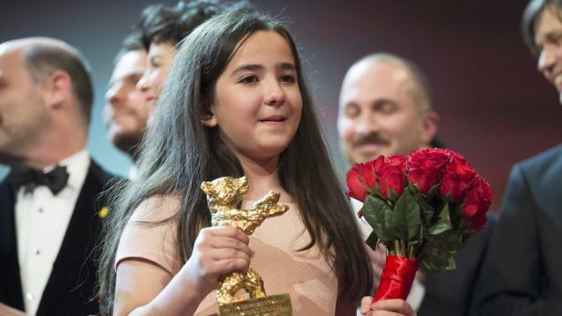 Die Nichte des iranischen Filmemachers Jafar Panahi nahm den Preis in dessen Vertretung entgegen.