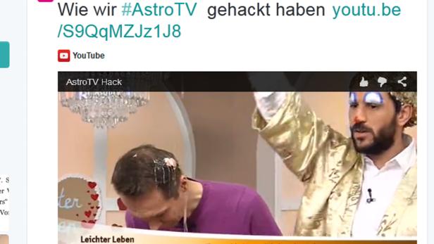 Ein Mann wird während einer „AstroTV Hack“-Aktion mit Flüssigkeit übergossen.