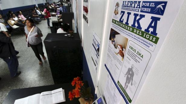 In einem Wartezimmer hängt ein Poster, das vor dem Zika-Virus warnt.