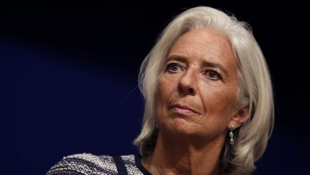 Nahaufnahme von Christine Lagarde vor einem dunklen Hintergrund.