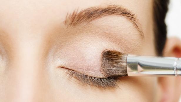 Schlupflider können mit falschem Make-up noch schwerfälliger wirken.