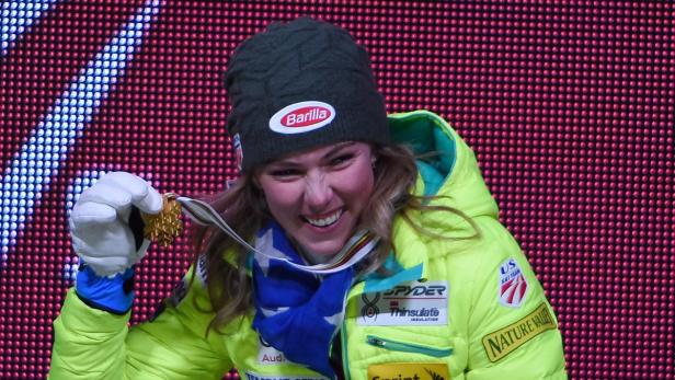 Mikaela Shiffrin mit einer Goldmedaille bei einem Skiwettbewerb.