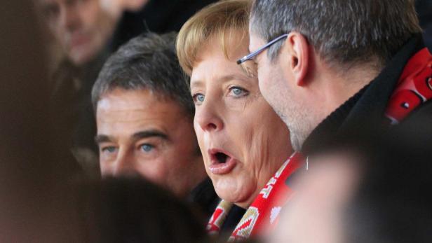 Ein Bildnis des Schreckens: Angela Merkel mit einem Energie-Cottbus-Schal um den Hals bei einem Match der Mannschaft gegen Borussia Dortmund im Jahr 2008. Merkel ist Ehrenmitglied des ostdeutschen Klubs.