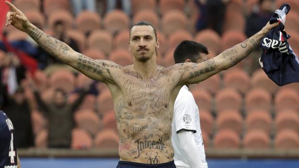 Für die Geste nahm gegen den Hunger nahm Zlatan Ibrahimovic die Gelbe Karte in Kauf.