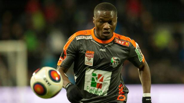 Ein Fußballspieler des WAC in Aktion mit einem Ball.