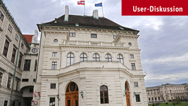 Die Hofburg in Wien mit der österreichischen und der EU-Flagge auf dem Dach.