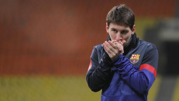 Lionel Messi wärmt seine Hände.