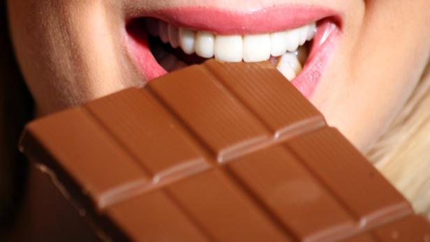 8. Genießen Sie bewusst: Belohnen Sie sich ab und zu mit einem Stück Schokolade. In Maßen genossen, sind Sorten mit Bitterstoffen sogar gesund. Wissenschaftler der Technischen Hochschule Aachen haben nachgewiesen, dass Stoffe in Bitterschokolade Gefäßerkrankungen vorbeugen können.