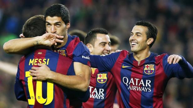 Mehrere Barcelona-Spieler, darunter Messi, Suárez, Xavi und Pedro, feiern gemeinsam ein Tor.
