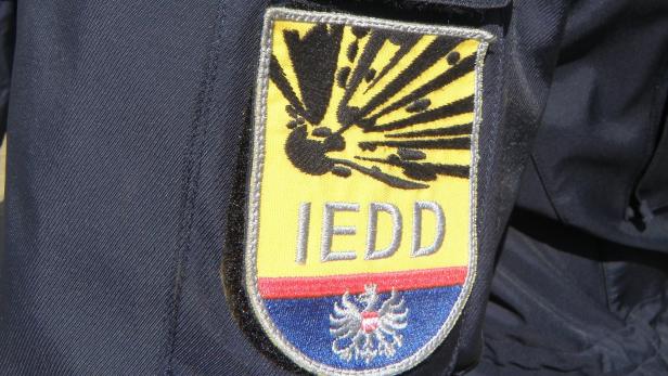 Das Abzeichen eines IEDD-Teams (Improvised Explosive Device Disposal) auf einer blauen Uniform.