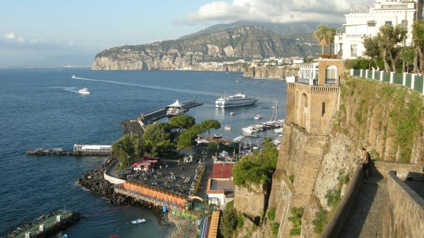 Blick auf die Küstenstadt Sorrent mit Hafen und dem Golf von Neapel.
