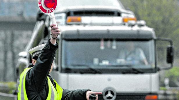 Mehr als 100 Schwerfahrzeuge wurden am Grenzübergang in Drasenhofen von der Polizei kontrolliert