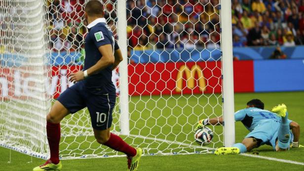 Benzema sieht nach, ob der Ball im Tor ist.