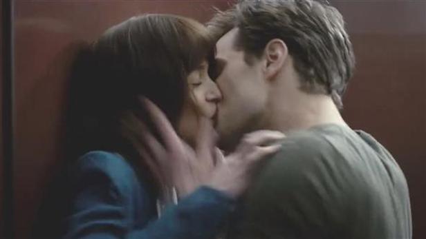 Ein Paar küsst sich leidenschaftlich.