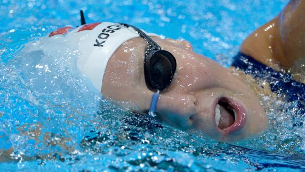 Eine Schwimmerin mit Badekappe und Schwimmbrille im Wasser.