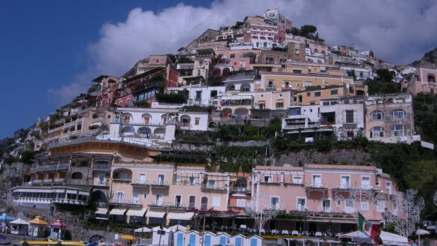 Blick auf die bunten Häuser von Positano, die einen Hügel hinauf gebaut wurden.