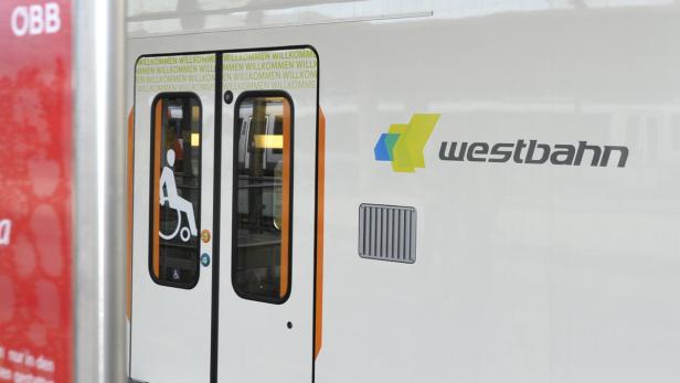 Die Tür eines Westbahn-Zuges mit dem Logo und einem Rollstuhlsymbol.