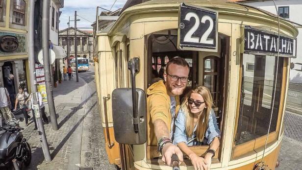 Ein Paar macht ein Selfie in der Straßenbahnlinie 22 in Porto.