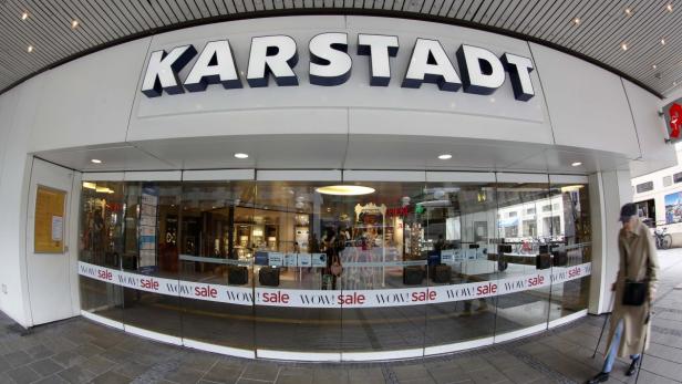 Der Eingang zu einem Karstadt-Warenhaus mit „WOW! Sale“-Aufklebern auf den Glastüren.