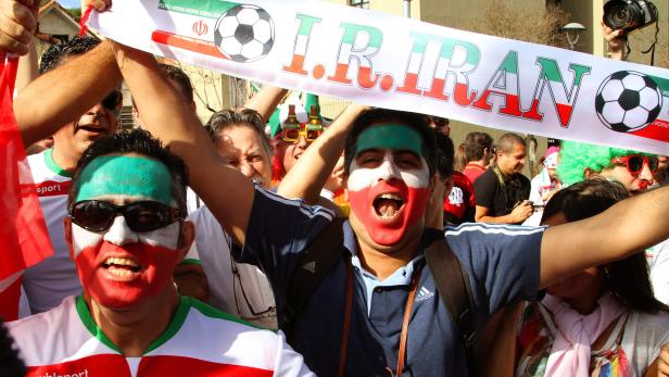 Die iranischen Fans verbreiteten schon vor dem Spiel in den Straßen von Curitiba gute Laune.