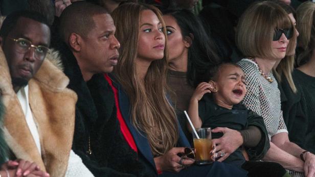 Kim Kardashian (34) schießt bei der New York Fashion Week den Vogel ab: Sie erhitzte die Gemüter, als sie Baby North (19 Monate) im Echtpelz zur Adidas-Show von Papa Kanye West (37) „anschleppte“.