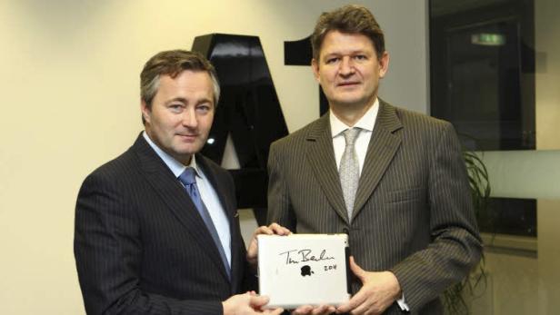 Telekom Austria Group Generaldirektor Hannes Ametsreiter und KURIER Chefredakteur Helmut Brandstätter präsentieren das iPad 2 mit der Unterschrift von Tim Berners Lee.