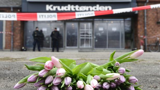 Blumen liegen vor dem Kopenhagener Kulturcafe.