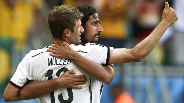 Thomas Müller (links) feierte gegen Portugal drei Mal, hier mit seinem Kollegen Sami Khedira.