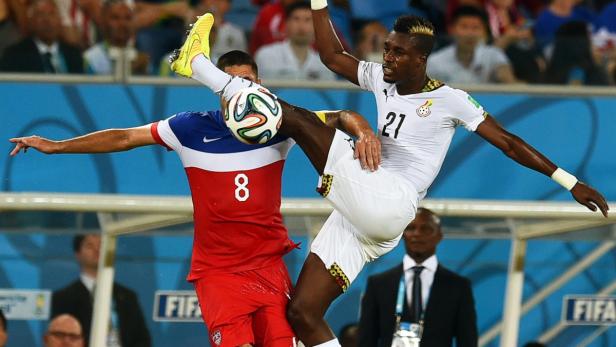 Die Schmerzen des Torjägers: Clint Dempsey (li.) brach sich bei dieser Attacke des Ghanaers John Boye das Nasenbein.