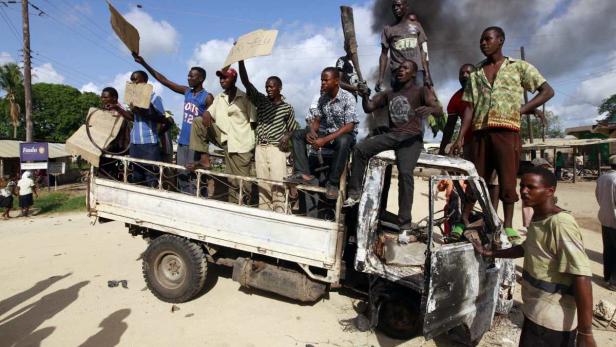 Residents chant slogans as they participate in a p Für Kenias Präsident Kenyatta ist klar, für die Angriffe sei die Islamistenmiliz aus Somalia Al-Shabaab nicht verantwortlich. Es handle sich um eine "ethnisch motivierte Gewalt".