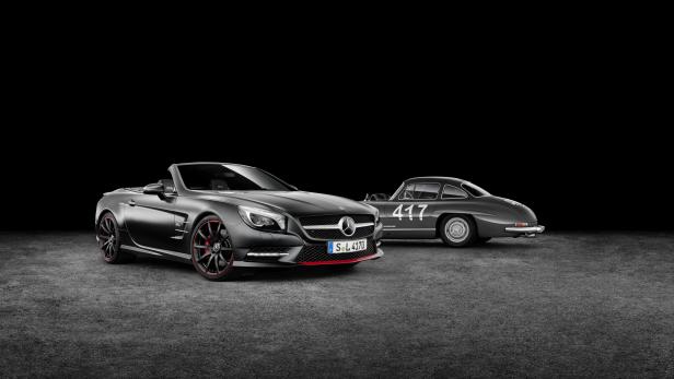 Ein moderner Mercedes-Benz SL Roadster und ein klassischer 300 SL „Flügeltürer“ in Schwarz.