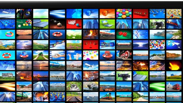 Ein Tablet-Display zeigt eine Vielzahl von Bildern und Videos zu verschiedenen Themen.