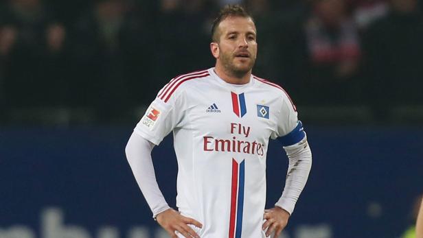 Ein Fußballspieler des Hamburger SV mit Kapitänsbinde auf dem Spielfeld.