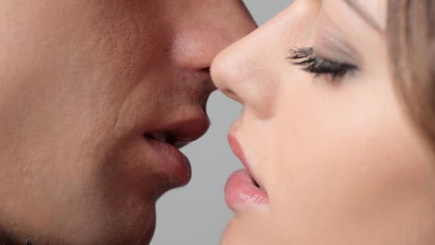 Ein Paar kurz vor dem Kuss.