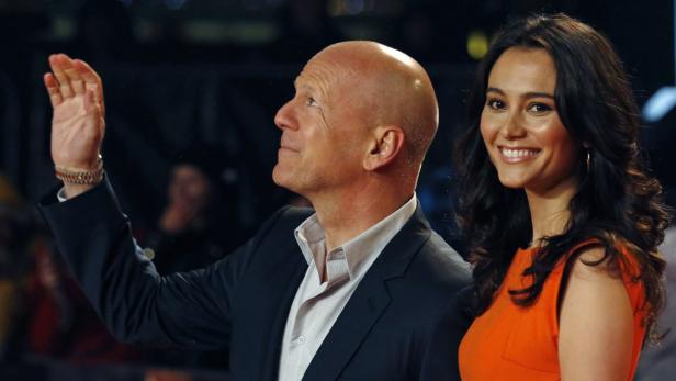 Bruce Willis und Emma Heming posieren auf einer Veranstaltung.