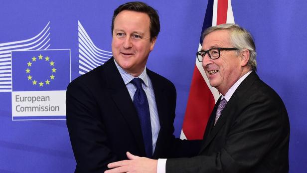 Höfliche Begrüßung: David Cameron und Jean-Claude Juncker