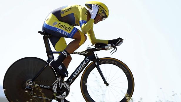Ein Radrennfahrer des Teams Tinkoff-Saxo auf einem Specialized S-Works Fahrrad.