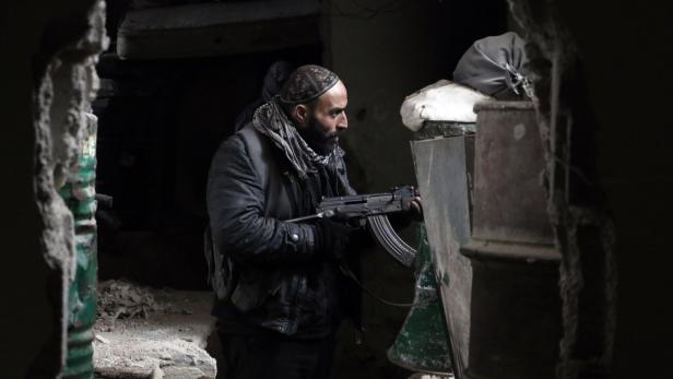 Ein Kämpfer nahe Damaskus. Rebellenverbände kämpfen hier gegen Armee und den IS – bis zuletzt war die umstrittenste Frage in Genf: Wer ist ein „Terrorist“ und wer nicht