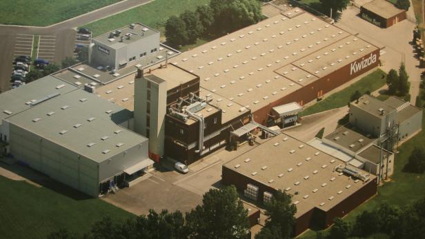 Luftaufnahme des Kwizda Agro-Firmengeländes mit mehreren Gebäuden und Parkplätzen.