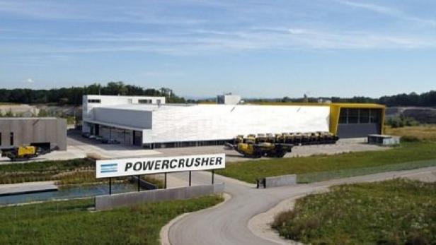 Das Powercrusher-Werk mit mehreren gelben Maschinen vor dem Gebäude.