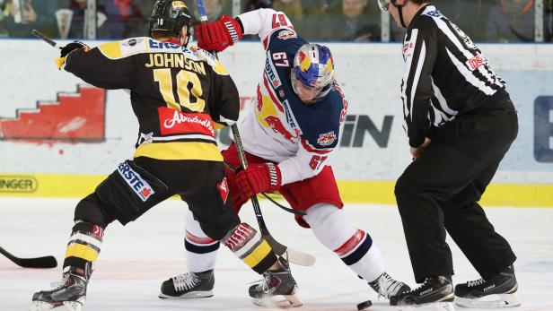 Zwei Eishockeyspieler kämpfen um den Puck, während ein Schiedsrichter zusieht.