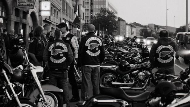Mitglieder der Hells Angels Stuttgart stehen vor ihren Motorrädern.