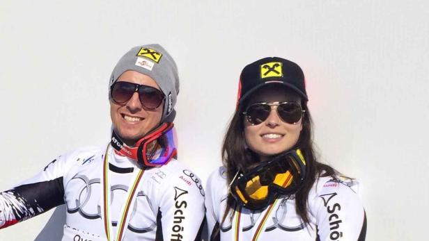 Zwei österreichische Skirennläufer mit Medaillen und Sonnenbrillen posieren für ein Foto.
