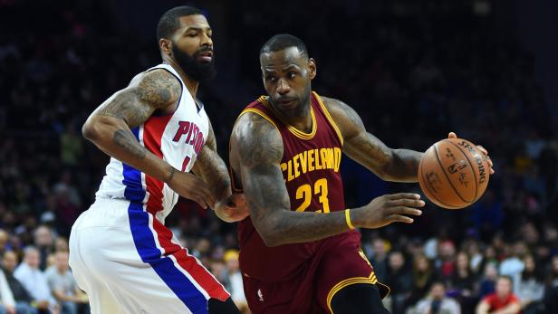 LeBron James mit dem Ball während eines Basketballspiels.