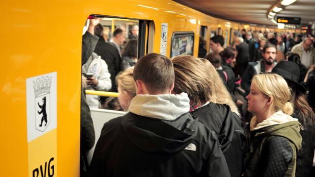 Eine gelbe U-Bahn der BVG ist voll mit Fahrgästen.